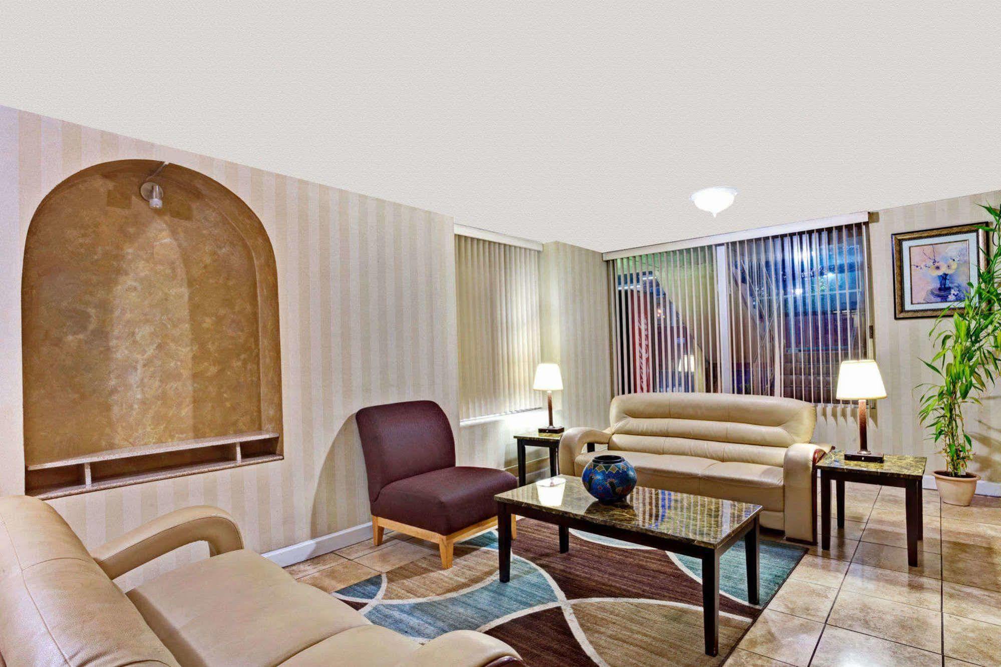 Super 8 By Wyndham Nashville/ Dntn/ Opryland Area Exteriör bild